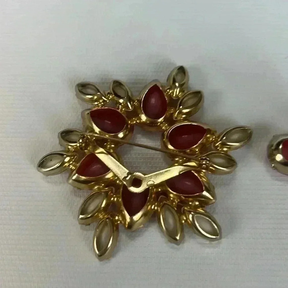 D&E Juliana White Milk Glass Navette Pastel Rhinestone Floral Brooch Earring Set - Picture 5 of 5